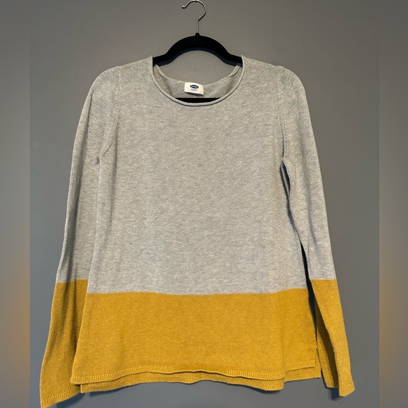 Old Navy Sweaters - Old Navy lightweight gray and mustard yellow sweater long sleeve shirt size L